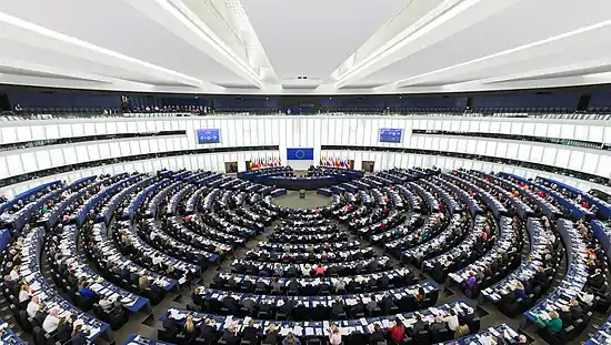 Photo de l'hémicycle du bâtiment Louise-Weiss du Parlement européen à Strasbourg, lors d'une séance plénière en 2014, fichier labellisé.