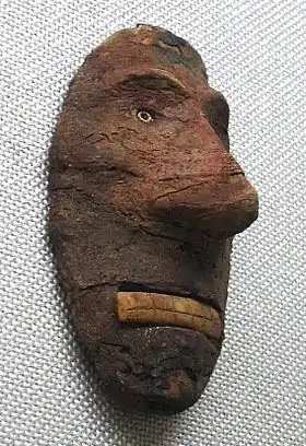 Masque du bassin du Tarim, Xinjiang, IIe millénaire av. J.-C., retrouvé près de Lop Nor. Musée national de Tokyo.