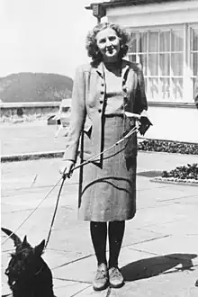 Eva Braun en compagnie de son terrier écossais Stasi au Berghof, en 1942.