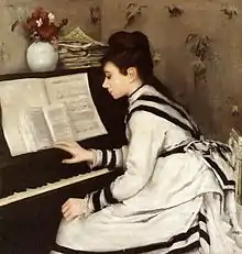 Tableau représentant une jeune fille habillée de blanc, assise à son piano et lisant un livre posé sur ses partitions