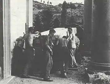 Des militaires allemands avec sculptures des Offices et du Musée de l'Opera del Duomo de Florence, déposées dans l'Oratoire de Sant'Onofrio, à Dicomano août 1944.