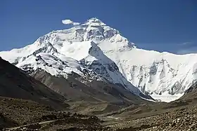 Vue de la face Nord de l'Everest en direction du camp de base tibétain.