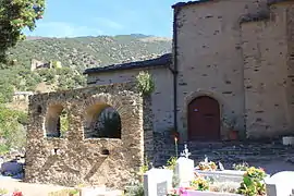 Conjurador devant l'église.