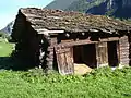 Grange à foin typique située dans la région d'Évolène en Suisse.