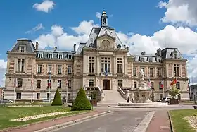 La ville d'Évreux (ici la mairie).