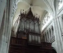 L'orgue en fond de nef.