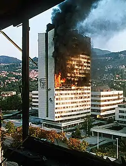 Le bâtiment du conseil exécutif en flammes après un tir d'artillerie au printemps 1992 (photo de Mikhaïl Evstafiev).