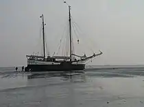 Échouage d'un bateau à fond plat.