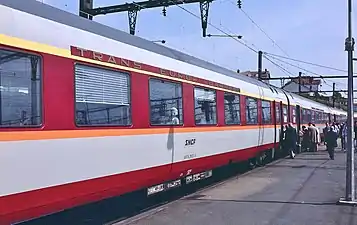 Rame Grand Confort avec bande de classe et cartouche TEE en gare de Limoges-Bénédictins, en 1988.