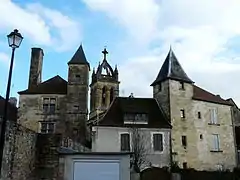 Les commanderies des Templiers (à gauche) et de Saint-Antoine (à droite).