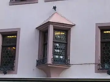 Exemple d'« oriel-window », ou « oriel vrai », sur un immeuble ancien du centre-ville de Strasbourg, en Alsace (Erker en allemand).