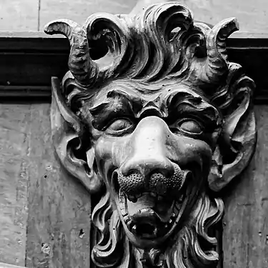 Exemple d'un grotesque sculpté sur les rangements ceignant la salle du conseil de la mairie d'Aix-en-Provence.
