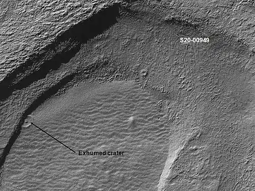 Cratère enfoui puis exhumé. Image prise dans le quadrangle de Noachis.