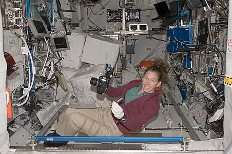 Réalisation d'expériences dans le laboratoire Columbus de la Station spatiale internationale