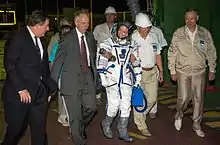 Gerstenmaier escorte l'astronaute Kate Rubins le 7 juillet 2016 alors qu'elle s'apprête à décoller à bord de Soyouz MS-01. À gauche Kirk Shireman, Gestionnaire du programme de l'ISS.