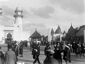 L'Exposition coloniale internationale, avec à gauche, le pavillon de la Côte française des Somalis.