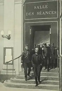 Dessin monochrome de Gabriel Syveton reconduit à la porte de la Salle des Séances par une troupe de militaires.