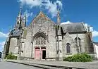 Photographie en couleurs de l’extérieur d’une chapelle.