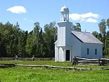 L'extérieur de la réplique de la chapelle au Village historique acadien.