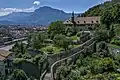 Les jardins en terrasses avec, en arrière-plan, le massif du Vercors.