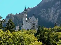 Vue extérieure en contre-plongée du château de Neuschwanstein.