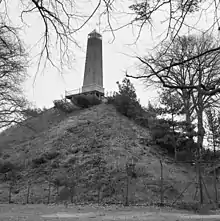 Photo en noir et blanc de la Pyramide d'Austerlitz, dégradée par le temps.