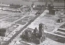Après le bombardement de 1940, l'église St Laurens (premier plan) et la Witte Huis (arrière plan).