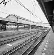 Marquise du quai central et passerelle (en 1993).