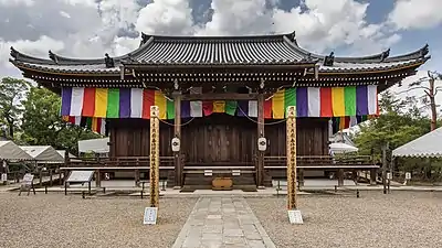 Façade extérieure du temple bouddhiste Kannon Hall avec des drapeaux bouddhiques Goshikimaku (cinq couleurs: bleu, blanc, rouge, jaune, vert), à l'intérieur du site Ninna-ji. Juin 2019.