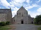 La façade ouest de l'abbatiale.