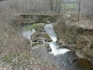 La Haute Loue, exutoire de l'étang de Rouffiac, en limite de Savignac-Lédrier (à gauche) et Payzac.