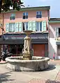 La fontaine sur la place du village.