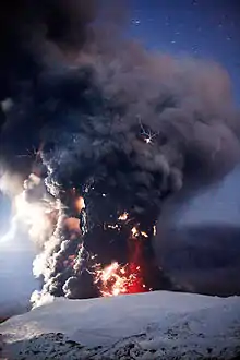 Nuage de fumée sortant d'un volcan. À plusieurs endroits dans le nuage se trouvent des décharges électriques.