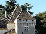 La tour à faux mâchicoulis, accolée au pavillon ouest.