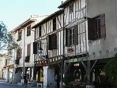 Couverts de la place Gambetta à Eymet.