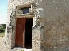 Porte d'entrée sud du pigeonnier, percée pour le passage du cheval