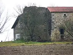 Vestiges de l'ancienne tour au manoir de Méneyplé.