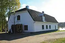 Le bâtiment blanc du naturum du parc