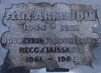 Plaque sur la tombe de Félix Arnaudin, dans le cimetière de Labouheyre
