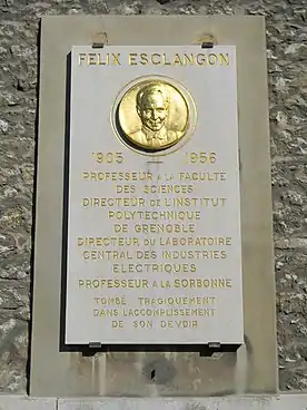 Le professeur de physique et chimie Félix Esclangon mourut électrocuté en 1956 devant ses étudiants pendant un cours sur les rayons X, dans l'amphithéâtre de physique de la faculté des sciences de Paris, au no 12 de la rue Cuvier
