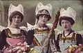 La Reine des Fleurs d'ajoncs et ses demoiselles d'honneur à Pont-Aven vers 1910.
