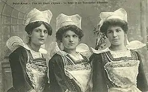 Carte postale montrant trois reines de beauté portant le costume traditionnel de la région de Pont-Aven.