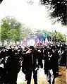 Photo en noir et blanc montrant des hommes marchant dans une rue