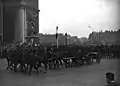 Canon de 75 modèle 1897 du 32e RAD devant l'Arc de triomphe de l'Étoile le 11 novembre 1934.