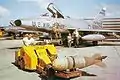 Un F-100 Super Sabre de la 308th TFS, en train d’être armé avec des bombes Mk 117 de 750 livres à Tuy Hoa, au Viêt Nam du Sud en 1966