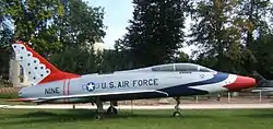 F-100F Super Sabre conservé au musée du château de Savigny-lès-Beaune.