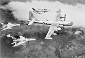 Trois Super Sabres se ravitaillent en vol auprès d'un KB-50 Superfortress, en 1956.