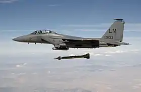 Un F-15E libérant une bombe GBU-28 « Bunker Buster » lors d'un essai. Cette bombe perforante est destinée à pénétrer et détruire les bâtiments durcis.