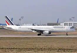 F-GMZB, est le deuxième A321 d'Air France, racheté à Air Inter en 1997, ici avec la livrée actuelle (2012)