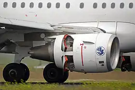 zoom sur un moteur d'un A321. Des trappes sont ouvertes sur les flancs de la nacelle.
